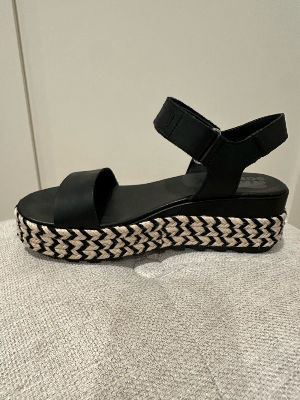 Sorel size 8 “Cameron” flatform sandal with black and natural base - Picture 4 of 11